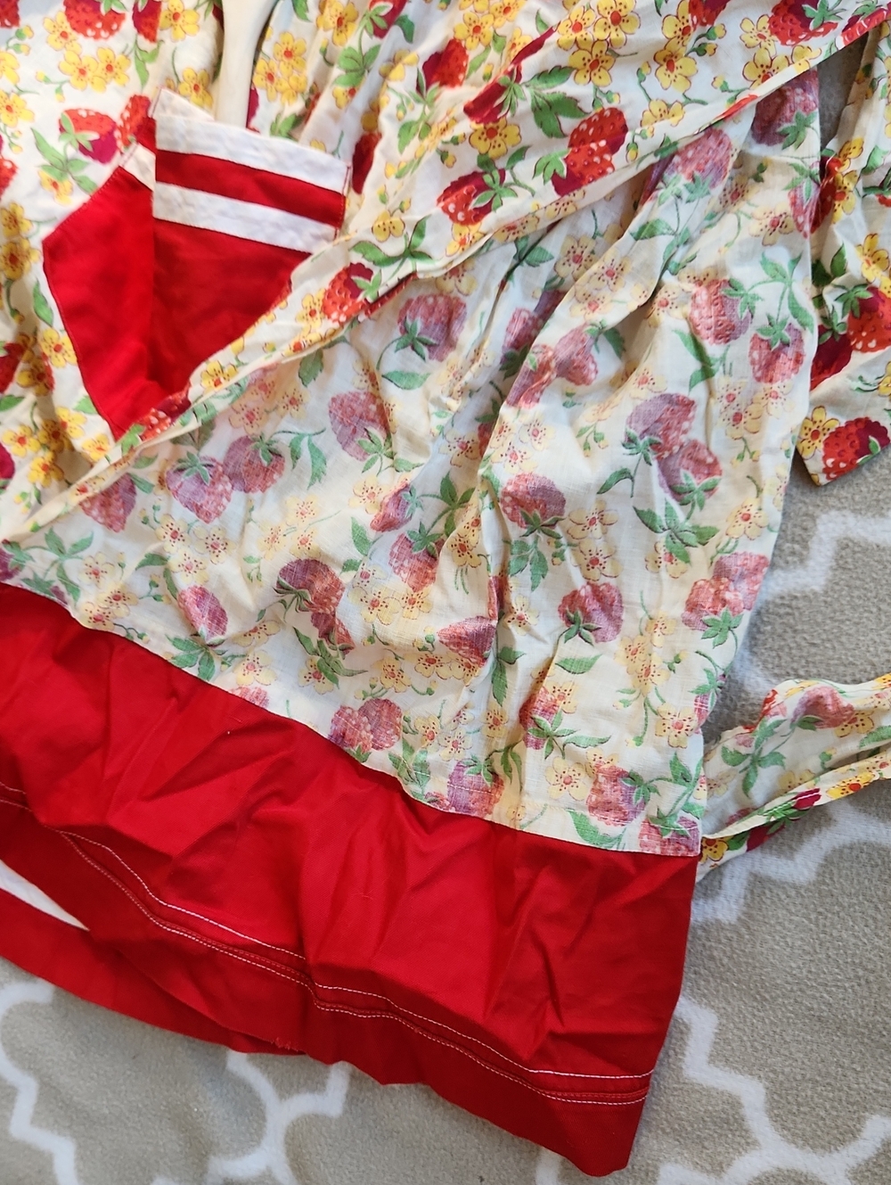 Vintage ' Red & White Strawberry Print Apron - Picture 3 of 6